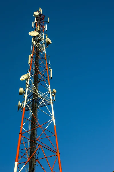 Communication tower on blue sky — Stock Photo, Image