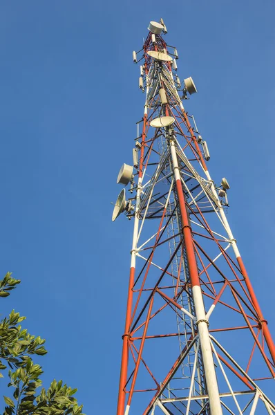 Communication tower on blue sky — Stock Photo, Image