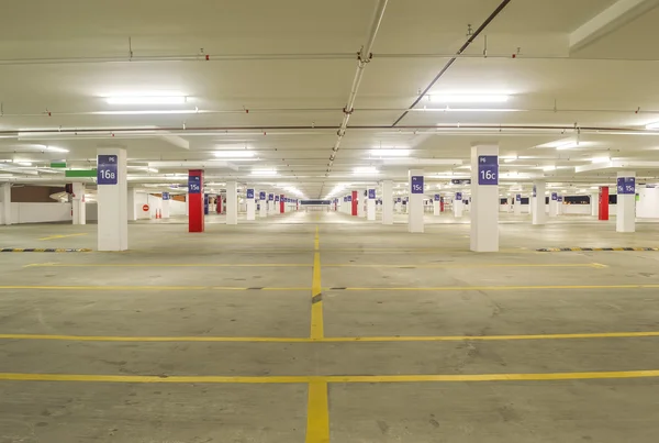 Parque de estacionamento vazio — Fotografia de Stock
