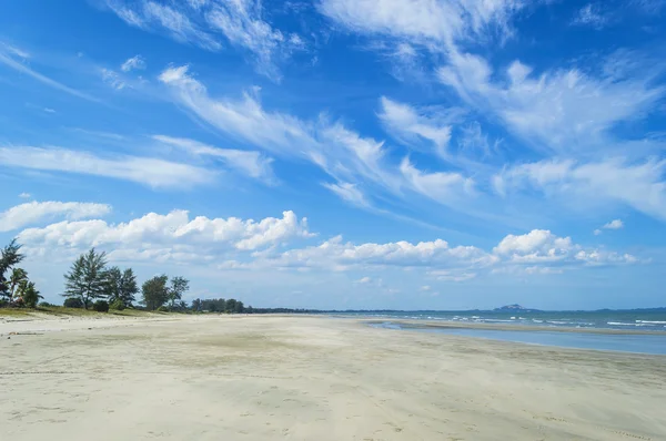 Piękna plaża z błękitnym niebem — Zdjęcie stockowe