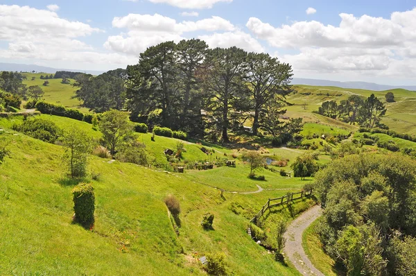 Uitzicht vanaf de heuvel van Hobbitstee village, shire, Nieuw-Zeeland — Stockfoto