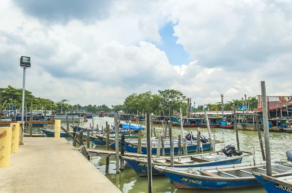 Traditionele houten boot op steiger met blauwe luchten. — Stockfoto