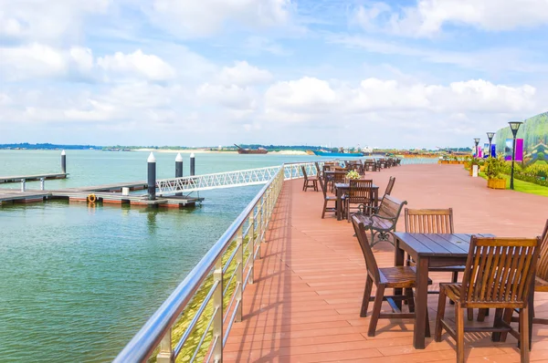 Houten tafel en stoel — Stockfoto