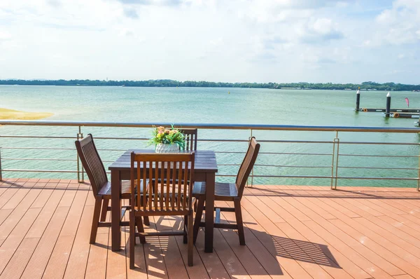 Houten tafel en stoel — Stockfoto