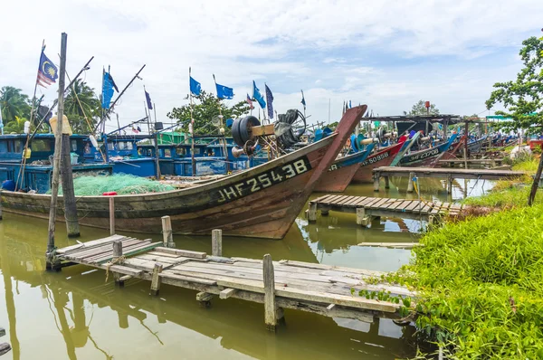 Traditional wooden boat park at deck — Stock Photo, Image