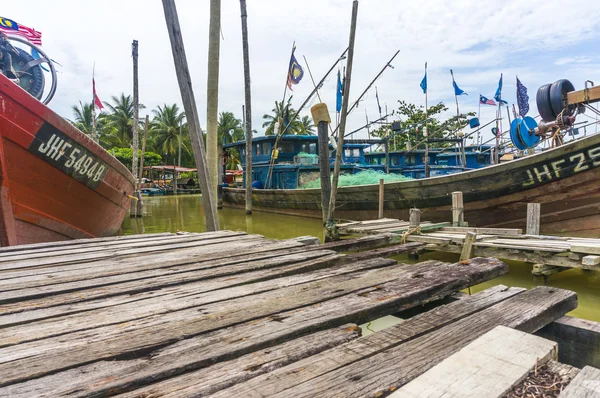 Traditional wooden boat park at deck — Stock Photo, Image