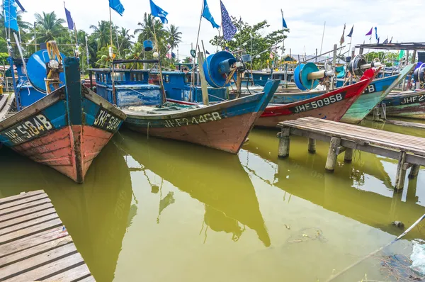 Parc à bateaux traditionnel en bois sur le pont — Photo