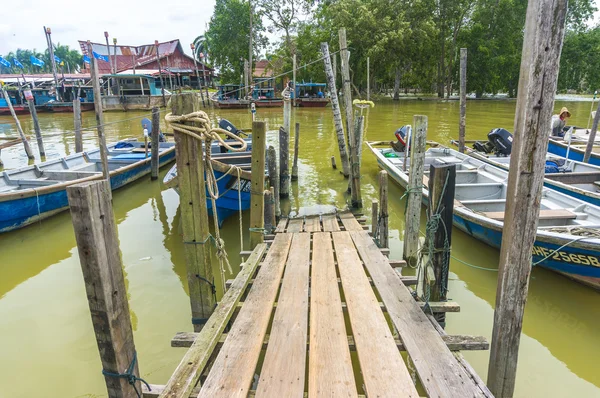 Traditional wooden boat park at deck — Stock Photo, Image