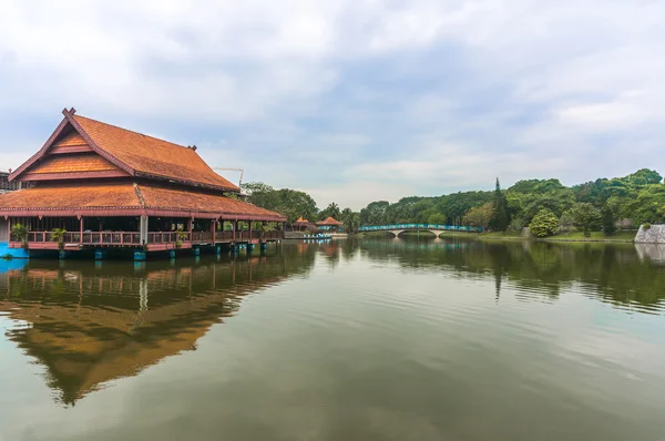 Building reflection on lake garden — Stock Photo, Image