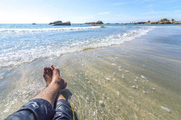 Man leg facing to beach — Stock Photo, Image