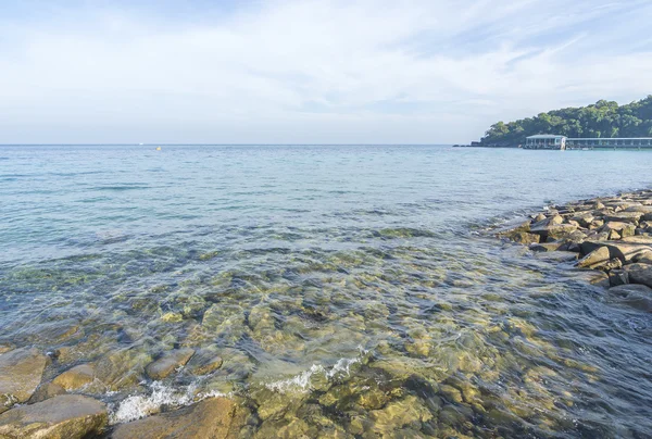 Skalista plaża — Zdjęcie stockowe