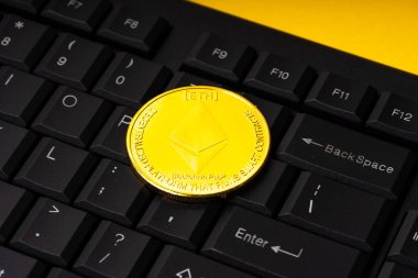 NFT kavramına sahip etnik ve siyah klavye.