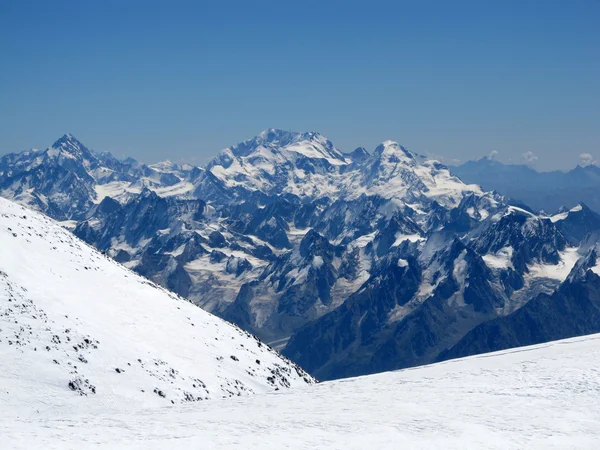 Visa från Elbrusen sluttar — Stockfoto