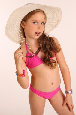 küçük kız giyiyor mayo