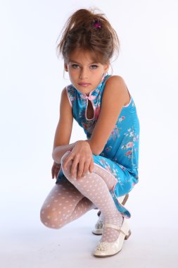 küçük kız mavi elbiseli Studio poz