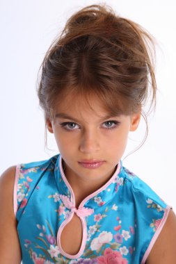 güzel kız mavi elbiseyle poz