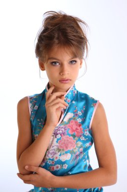 güzel kız mavi elbiseyle poz