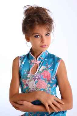 güzel kız mavi elbiseyle poz