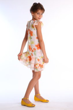 Renkli elbiseli küçük kız.