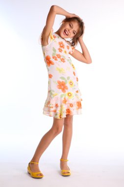 Renkli elbiseli küçük kız.