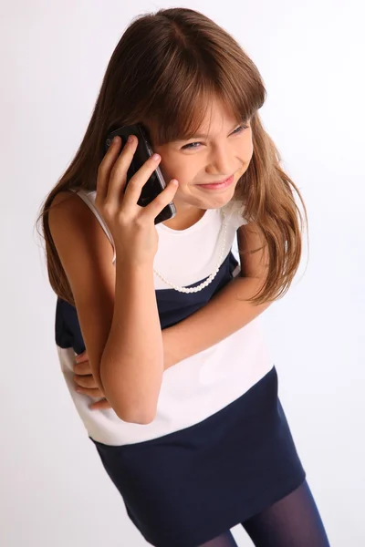在移动电话上的小女孩会谈。 — 图库照片