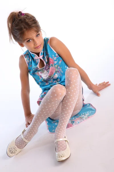 güzel kız mavi elbiseyle poz