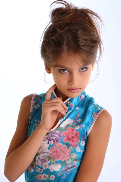 Menina bonita posando em vestido azul — Fotografia de Stock