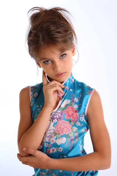 Csinos lány pózol kék ruhában — Stock Fotó