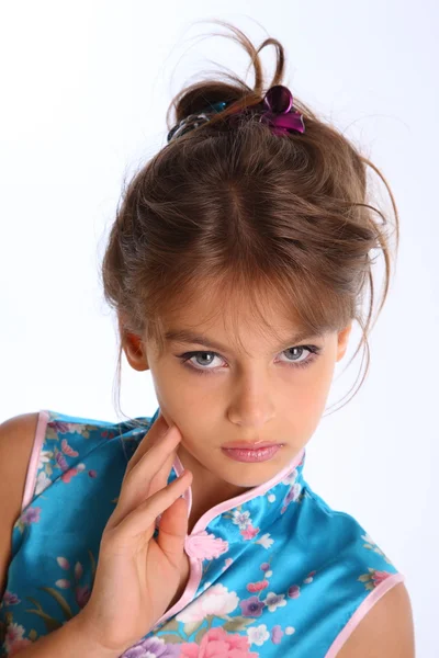 Chica bonita posando en vestido azul — Foto de Stock