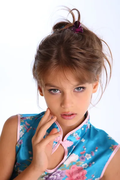 Aranyos lány pózol kék ruhában — Stock Fotó
