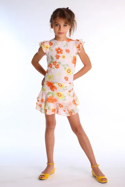 小女孩穿着五颜六色的衣服摆姿势 — 图库照片