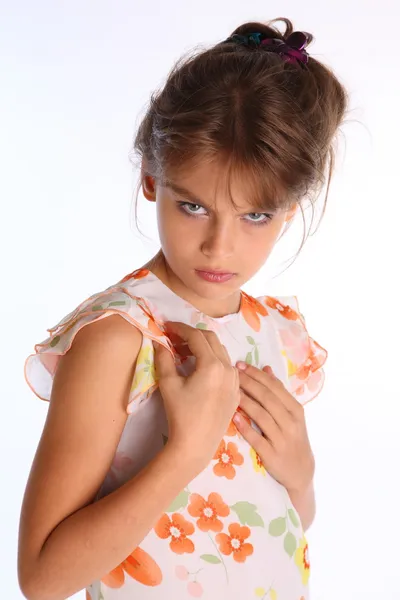 Kleines Mädchen posiert in buntem Kleid — Stockfoto