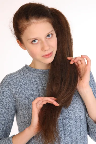Vacker ung flicka med magnifika hår年轻漂亮的女孩，与华丽的头发. — Stockfoto