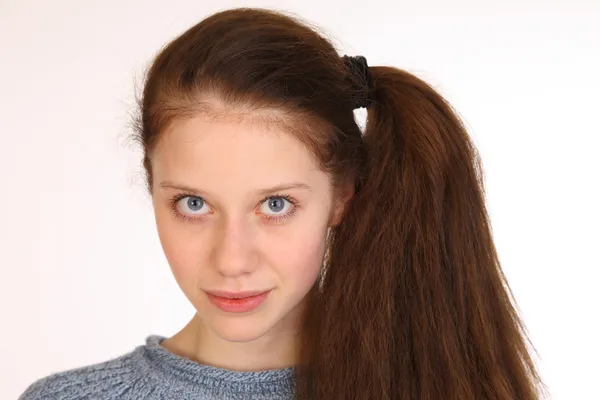 Krásná mladá dívka s nádhernými vlasy. — Stock fotografie