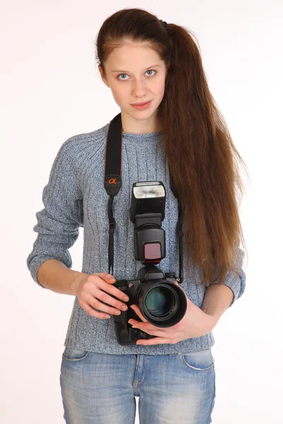 Fotógrafo de mulher com câmera de foto profissional grande . — Fotografia de Stock