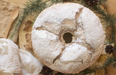 Kahvaltıda limonlu şifon kek. 