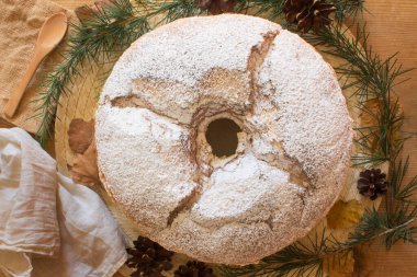 Kahvaltıda limonlu şifon kek. 