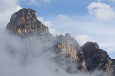 Bulutlu Dolomitlerin görüntüsü