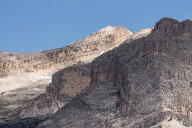 Bulutlu Dolomitlerin görüntüsü
