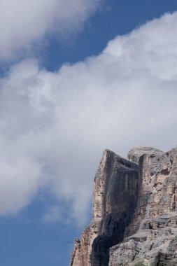 Bulutlu Dolomitlerin görüntüsü