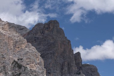 Bulutlu Dolomitlerin görüntüsü