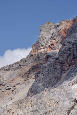 Mavi gökyüzü ile Dolomitlerin görüntüsü