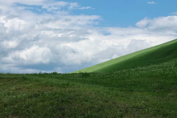 Italienske Fjellandskap Med Grønn Eng – stockfoto