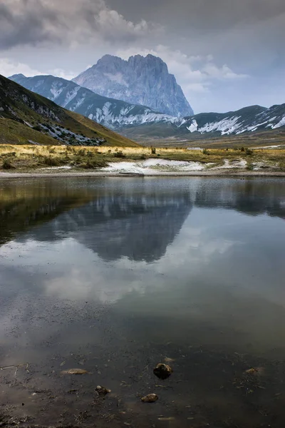 Abruzzo Gran Sasso dağının arka planında göl manzarası
