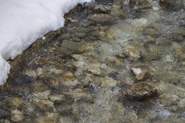 Nehrin sularındaki kayalar