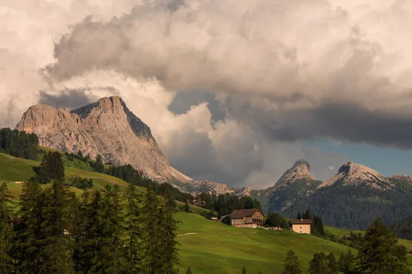 Tramonto Sulle Montagne Italiane Con Nuvole — Foto Stock