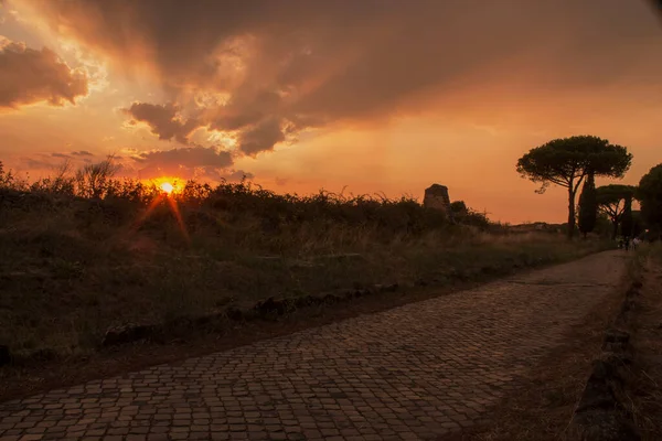Antik Roma yolunda günbatımı appian yolunda