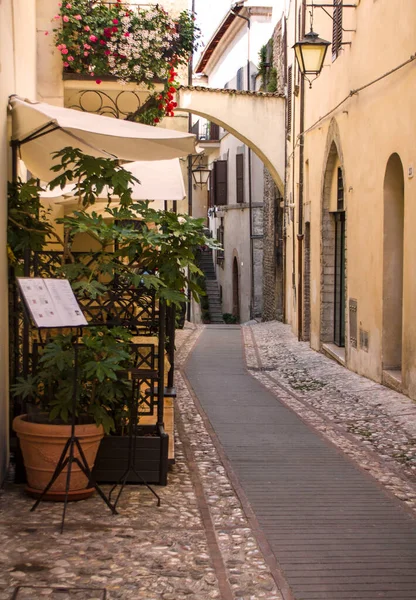 Mooie Middeleeuwse Straatjes Van Spoleto — Stockfoto