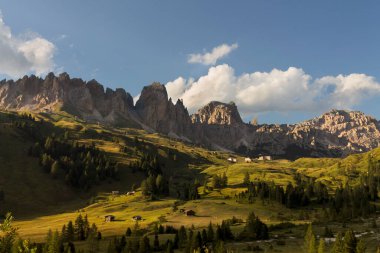 Val Gardena 'daki İtalyan dağları manzarası
