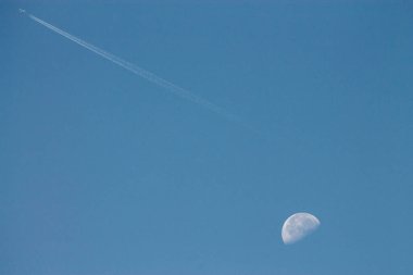 Ay ve bulutlar mavi gökyüzüne karşı 